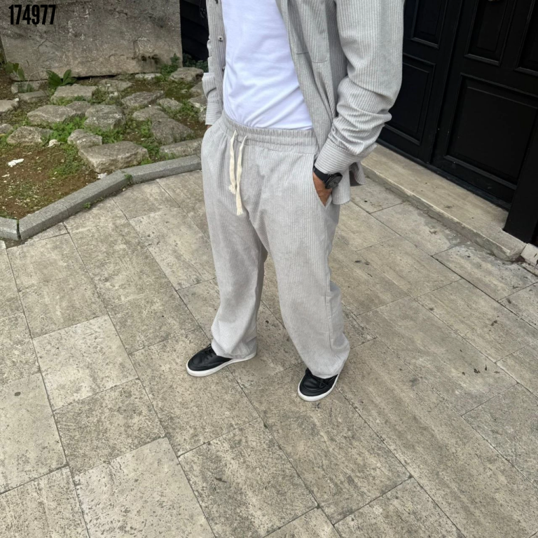 Erkek Kadife Oversize Takım Gömlek ve Pantolon İkili Set Füme Corduroy Şıklığı Rahat ve Zarif Duruş Yumuşak Dokulu Kadife Kumaş Düğmeli Gömlek Üst ve Lastikli Pantolon Alt Parça ile Gün Boyu Konfor Gri