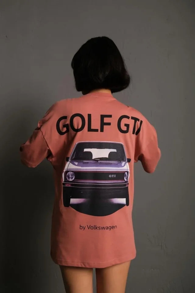 Oversize Baskılı Tişört – Golf GTI Retro Araba Desenli, Ön - Arka Dijital Baskı, Sokak Modası Stil- Gül Kurusu (179509)