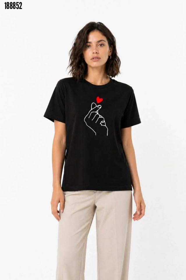 Kore Parmak Kalp Aşk Temalı Minimal Baskılı Tişört Yazlık Kısa Kol TShirt Siyah
