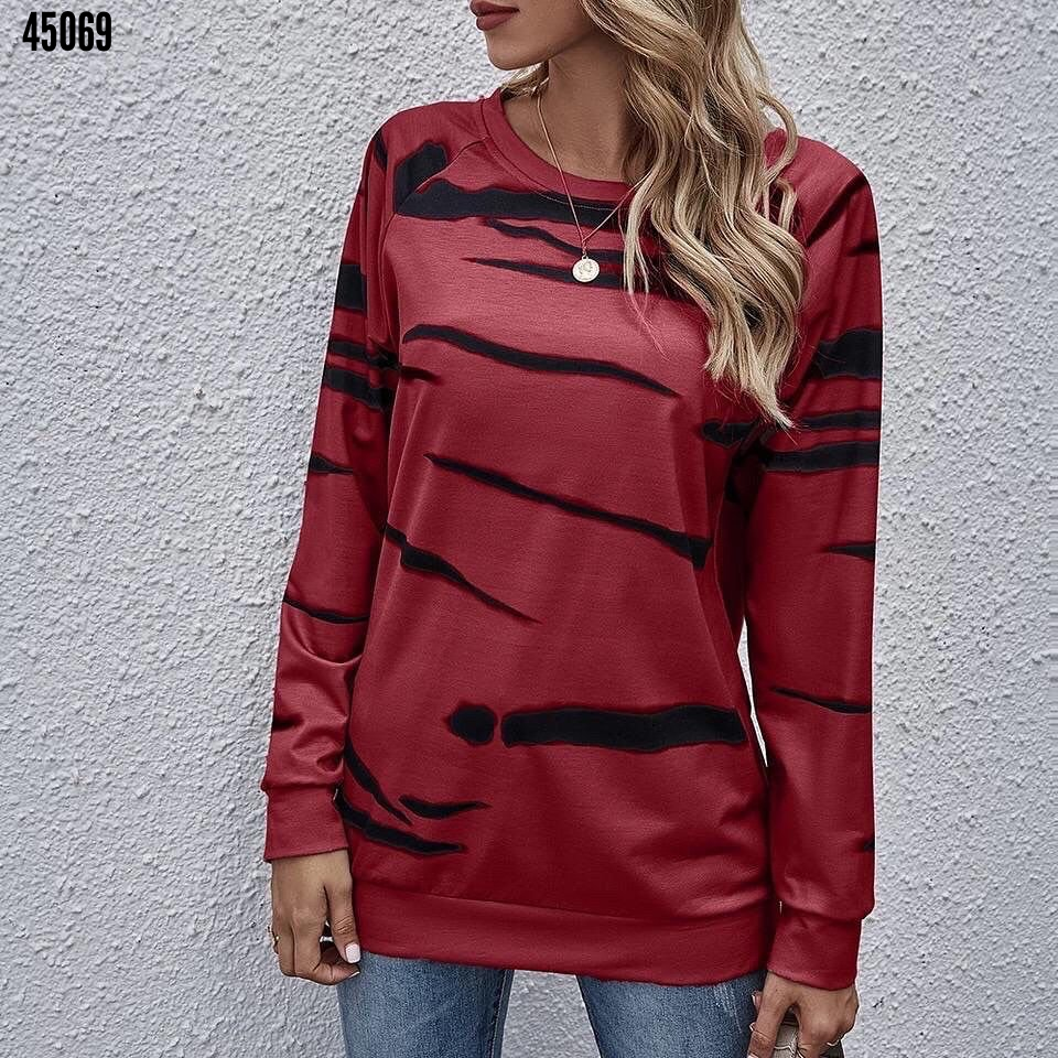 Kadın kırmızı çizgi desenli dalgıç kumaş bluz